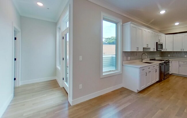 Building Photo - Charming 5 Bedroom-No Broker Fee