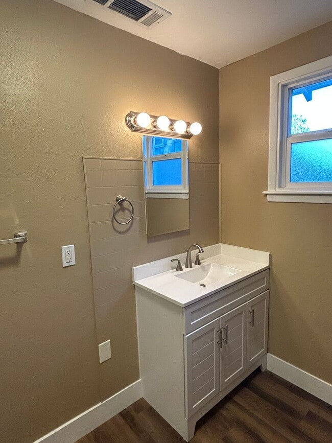 Building Photo - 4 bedroom 2 bath next to Chico State.