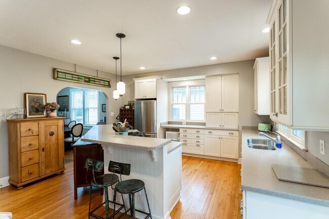 Building Photo - 102 E Custis Ave