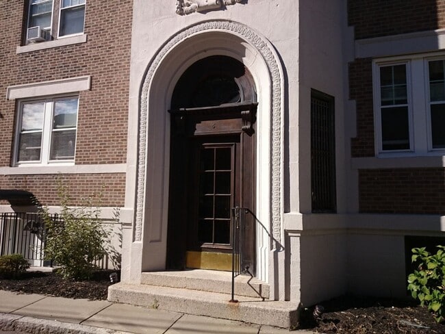 Building Photo - 3Br/1Bth, Laundry onsite.