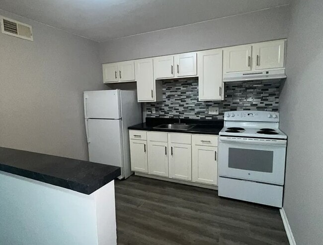 Building Photo - 4770 Kings Dr