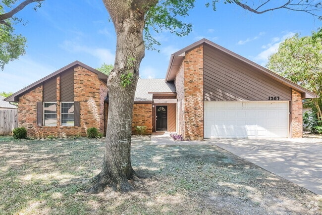 Building Photo - 1307 Brookfield Ln