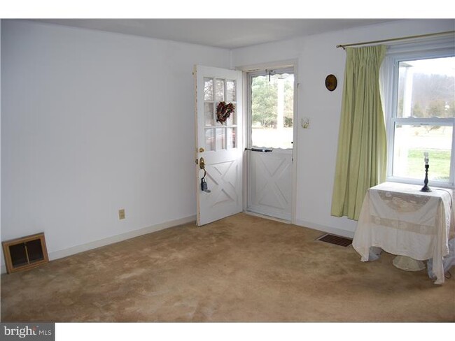 Building Photo - 1744 Farmington Ave