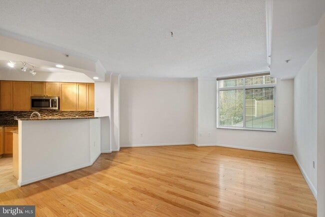 Building Photo - 3101 N Hampton Dr