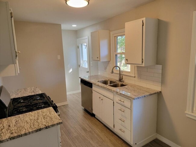 Building Photo - 5105 NE 44th St