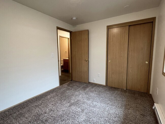 Building Photo - 3 bedroom, 2 bath home in Hillsboro near I...