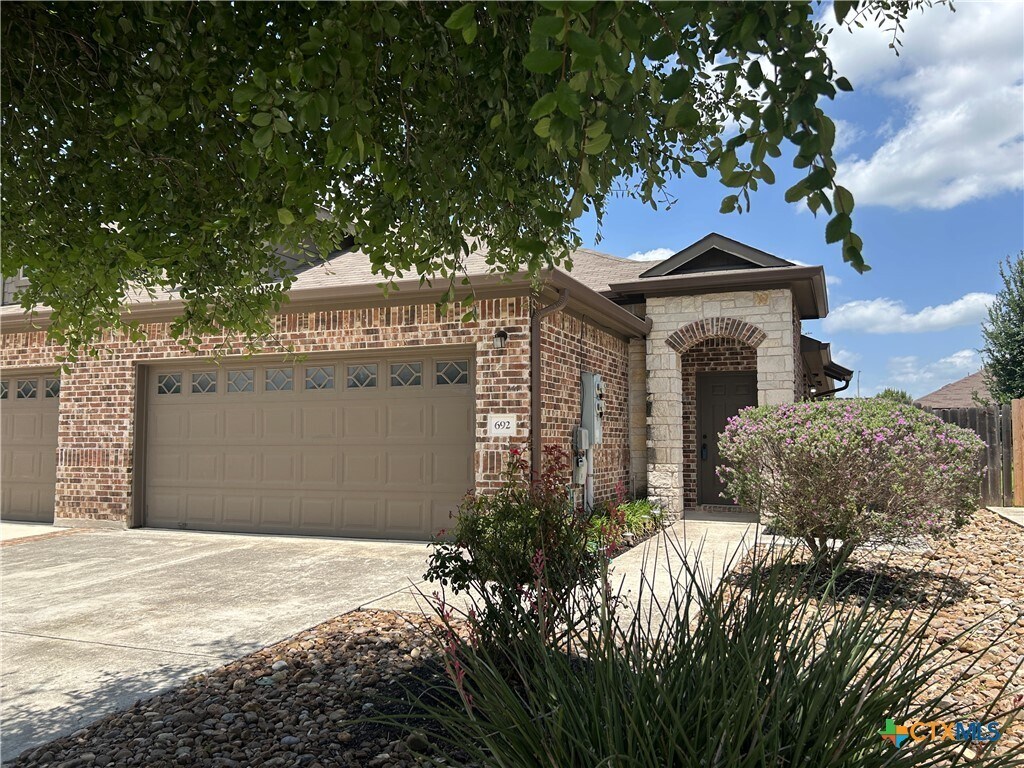 Foto principal - 692 Creekside Cir