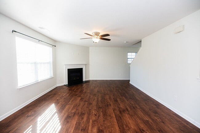 Building Photo - Beautifully 4-bedroom, 2.5-bathroom spacio...