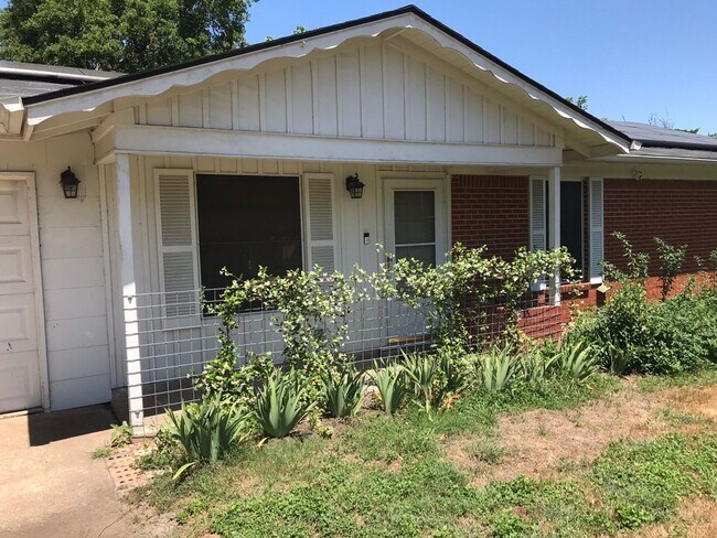 Building Photo - Centrally Located 3 bed / 1 Bath Home in A...