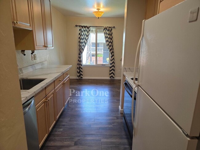 Building Photo - Super cool 2 bedroom condo with great loca...
