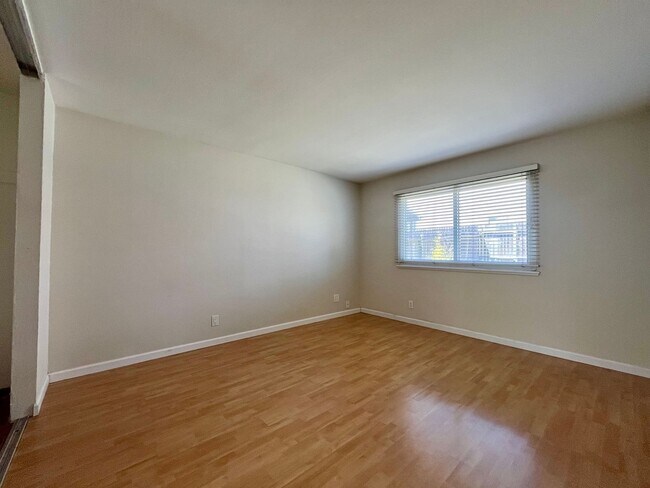 Building Photo - Beautiful 3 bed 1 bath conveniently locate...