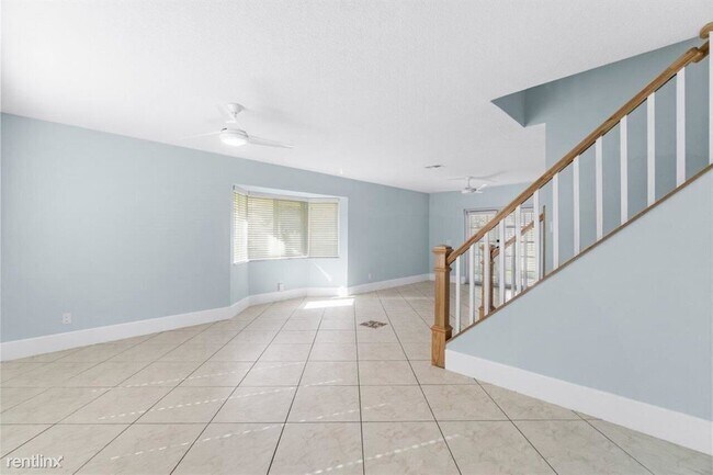 Foto del edificio - 3 br, 2.5 bath Townhome - 254 SW 6th St # 5