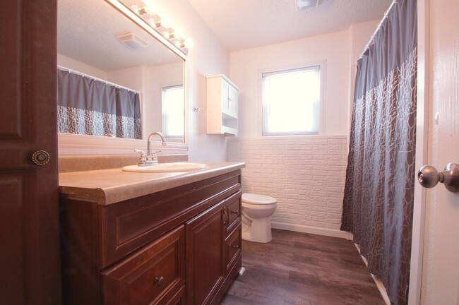 Building Photo - 3 Bed 1.5 Bath Duplex