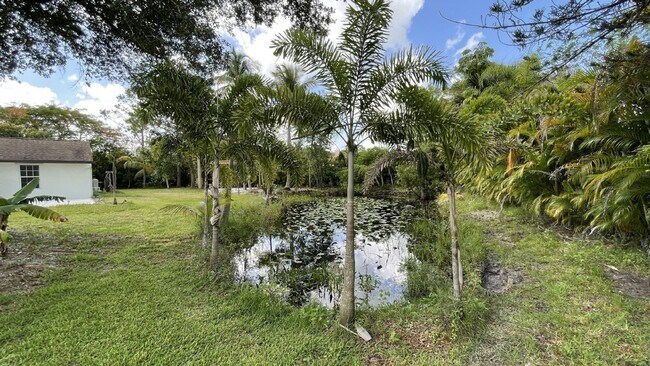 Foto del edificio - Spacious 3-Bedroom Oasis in Loxahatchee with 2 Full Baths