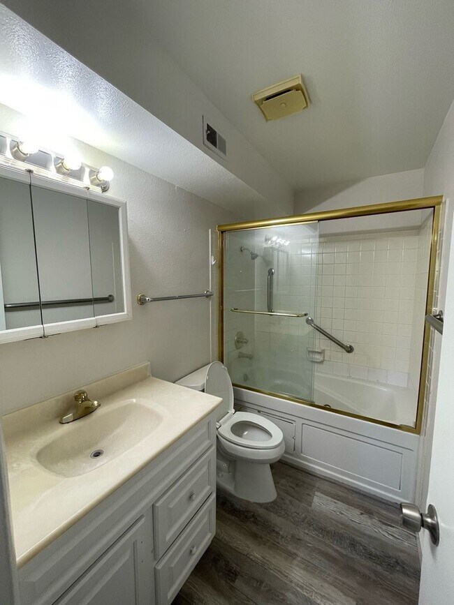 Foto del edificio - Spacious 3BD/ 2BA Apartment! Westminster, ...