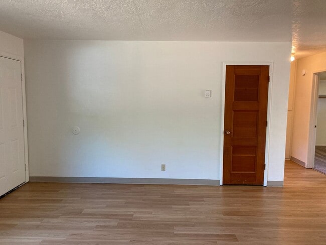 Building Photo - (WLO) 2 Bed/1 Bath Near Campus