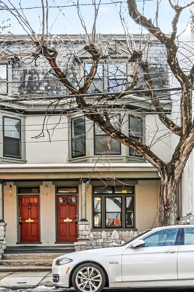 Foto del edificio - 5 bedroom, 2 bathroom house in downtown Carlisle