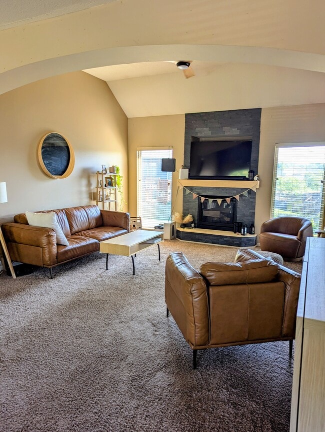 Building Photo - 736 White Tail Ct