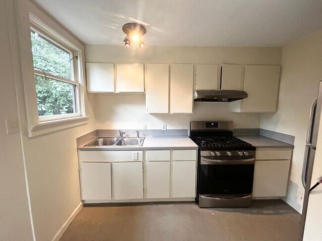 Building Photo - Charming 4 Bedroom 2 Bathroom Home!