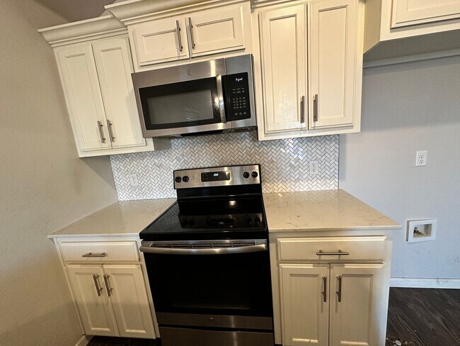 Foto del edificio - Move In for Less: Updated NW OKC 2-Bed Home with Granite Kitchen