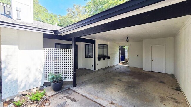 Building Photo - 8604 Mesa Dr
