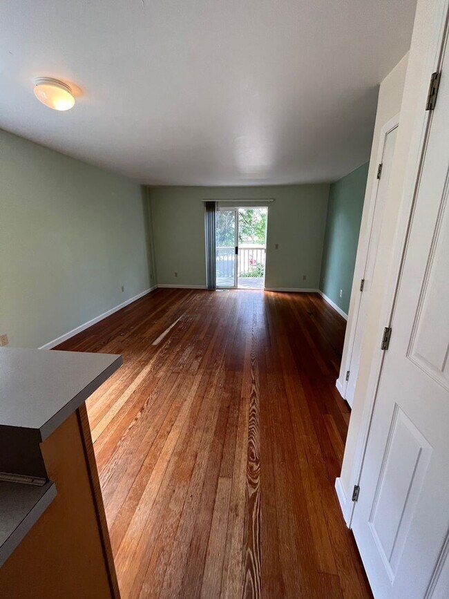 Building Photo - 3-Bedroom Townhome Minutes from Barkley Village, I-5 and Whole Foods