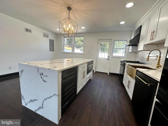 Building Photo - 415 N Springfield Rd