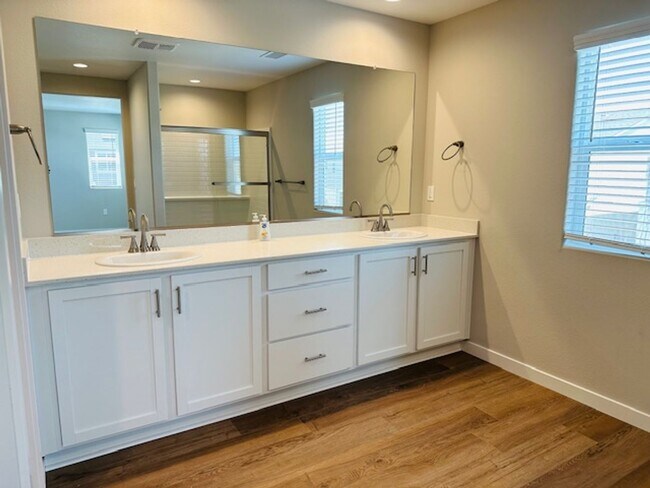 Foto del edificio - $2,295 Tesoro Viejo, Award Winning Communi...