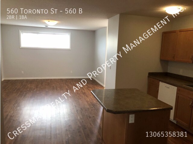 Photo du bâtiment - 2 Bedroom Basement Suite on Corner Lot