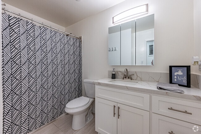 2 habitaciones, 1 baño - 1000 pies cuadrados - Baño - Evergreen Pine