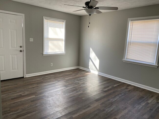 Building Photo - 60 Point O Woods Dr