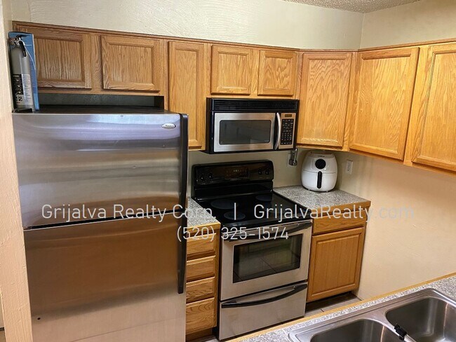 Foto del edificio - AVAILABLE JUNE - Furnished 2 Bedroom Condo with Community Pool Close to the UofA! (Speedway/Euclid)