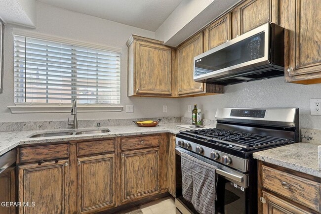 Building Photo - 6264 Escondido Dr