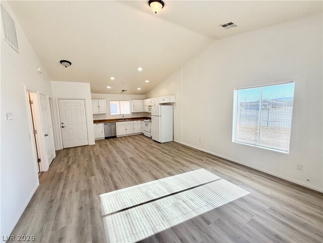 Building Photo - 1070 S Potro Ave