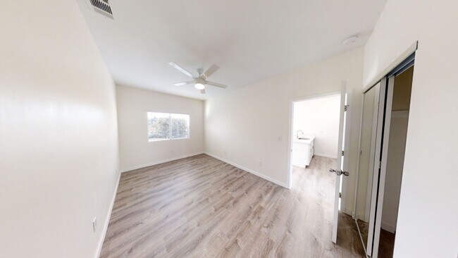 Building Photo - 4BD/2BA, Balcony Views!!