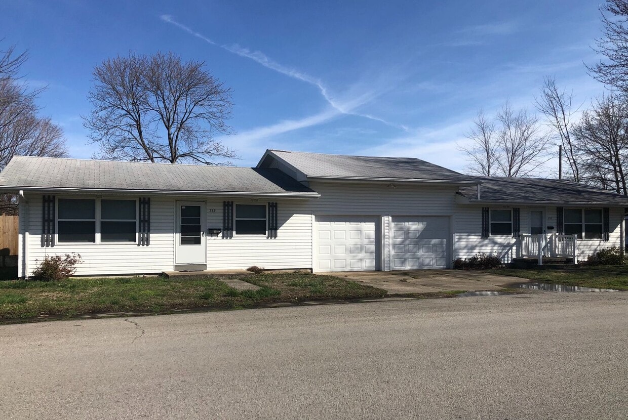 719 E Monroe St Unit 719 E. Monroe, Herrin, IL 62948 Room for Rent in