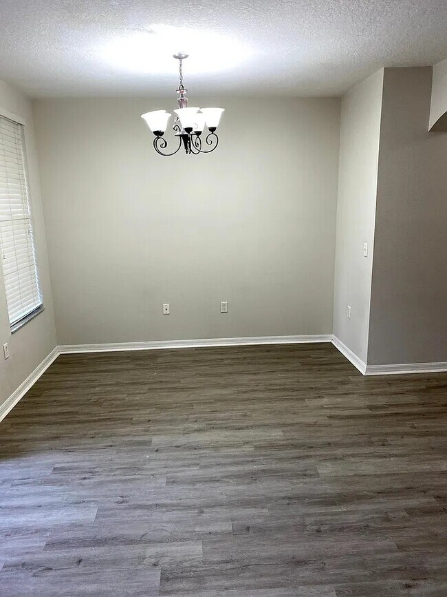 Foto del edificio - 1543 Blue Magnolia Rd