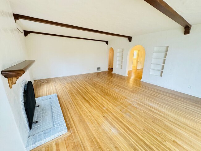 Foto del edificio - 902-360 N MANSFIELD AVE