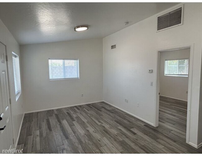 Building Photo - 1 br, 1 bath 4plex - 290 North Hamilton St...