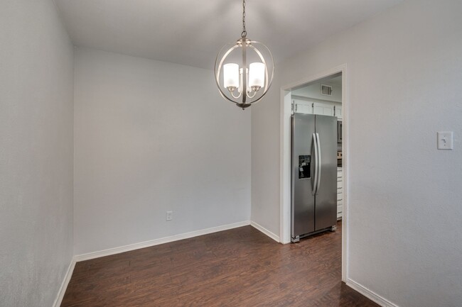 Foto del edificio - Cute & Classic Townhome in Bedford for Lease