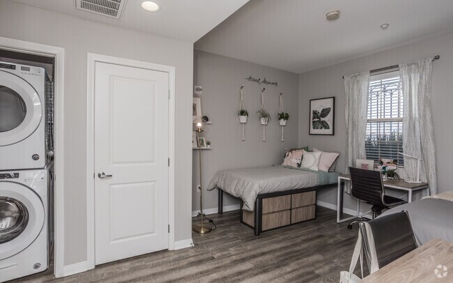 1HAB, 1BA - 672 ft² - West 27th Place