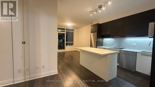 Building Photo - 36 Park Lawn Rd