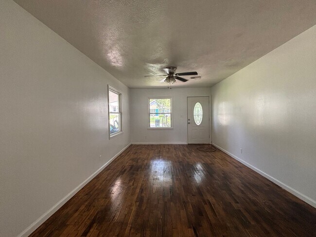 Foto del edificio - Rent this Beautiful 2 Bedroom 1 Bath Home