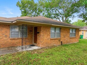 Building Photo - 216 Schilling Ave