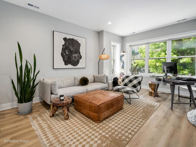 Foto del edificio - 833 N Hoyne Ave