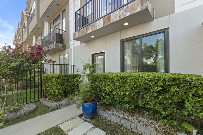 Building Photo - Rare 2BR/2BA Townhome with Spacious Yard i...