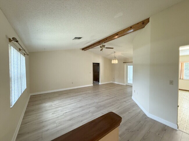 Building Photo - "Charming 3-Bed, 2-Bath Oasis in Spring Hi...