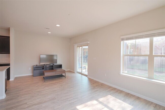 Foto del edificio - 516 E Slaughter Ln