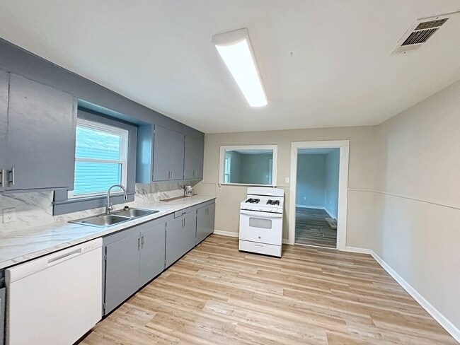 Building Photo - 2 Bedroom House in Port Allen