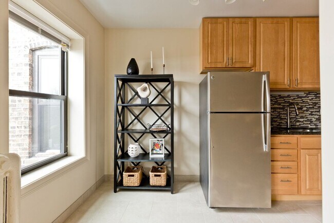 Building Photo - 1824 N Lincoln Park W